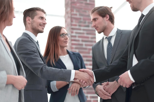 Grupo de personas charlando en la oficina