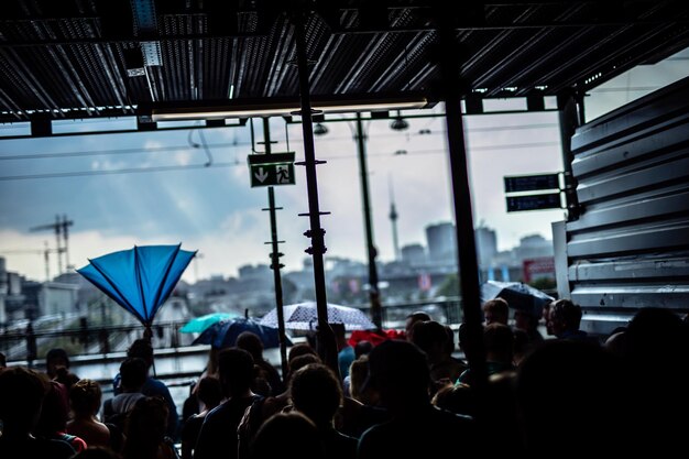 Foto grupo de personas en la ciudad contra el cielo