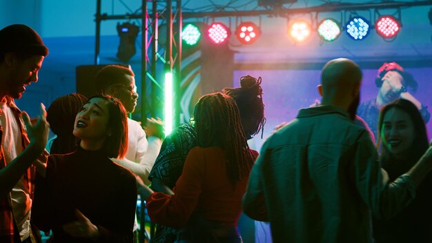 Foto grupo de personas en un concierto de música