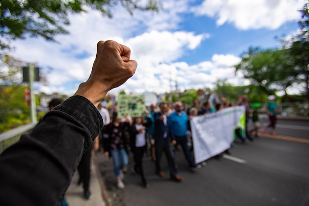 Grupo de personas contra el cielo