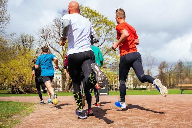 Foto grupo de personas corriendo en el parque. concepto de jogging