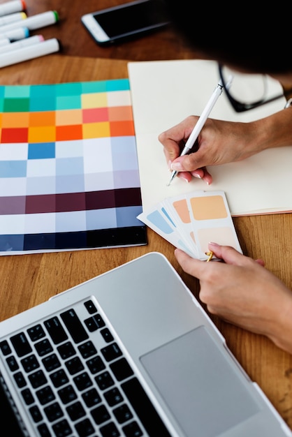 Foto grupo de personas creativas reunidas