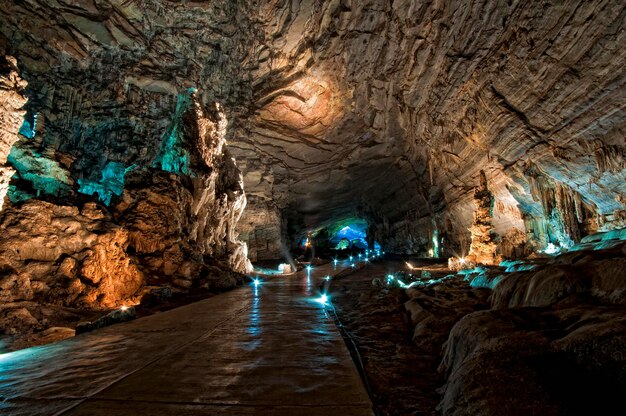 Grupo de personas en la cueva