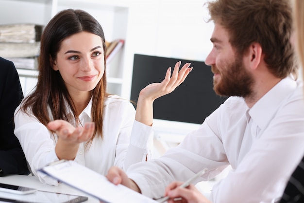 Grupo de personas deliberadas en pizarra