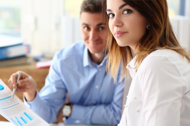 Grupo de personas discute resultados financieros en el lugar de trabajo