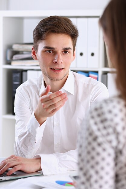 Grupo de personas discutiendo un problema.