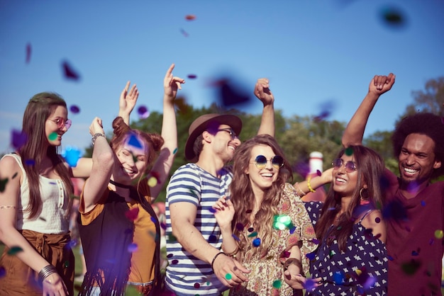 Grupo de personas disfrutando de un concierto de música