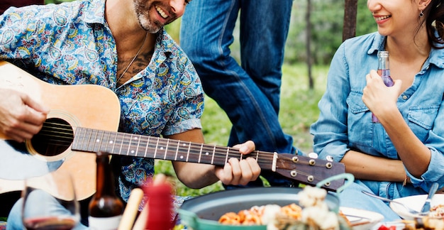 Grupo de personas disfrutando de la música juntos.