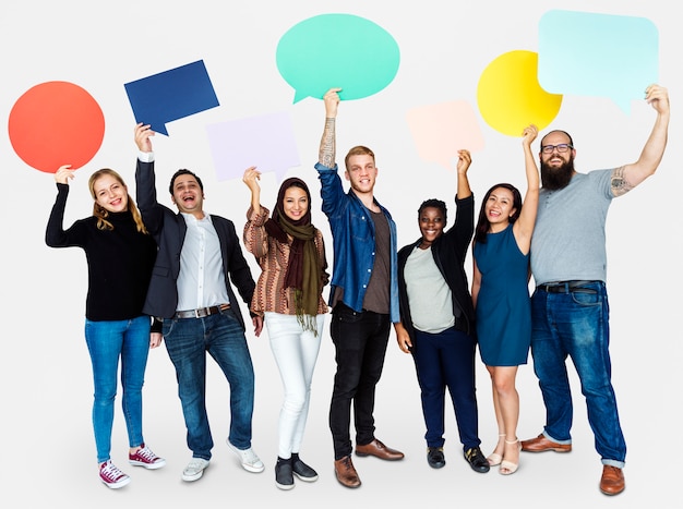 Grupo de personas diversas con burbujas de discurso en blanco