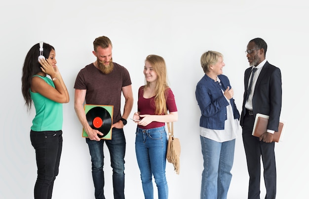 Foto grupo de personas diversas chateando retrato aislado