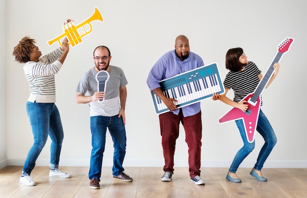 Grupo de personas diversas disfrutando de instrumentos musicales.