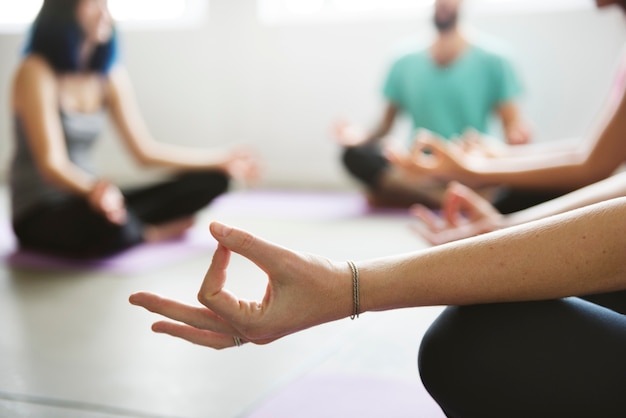 Grupo de personas diversas se están uniendo a una clase de yoga