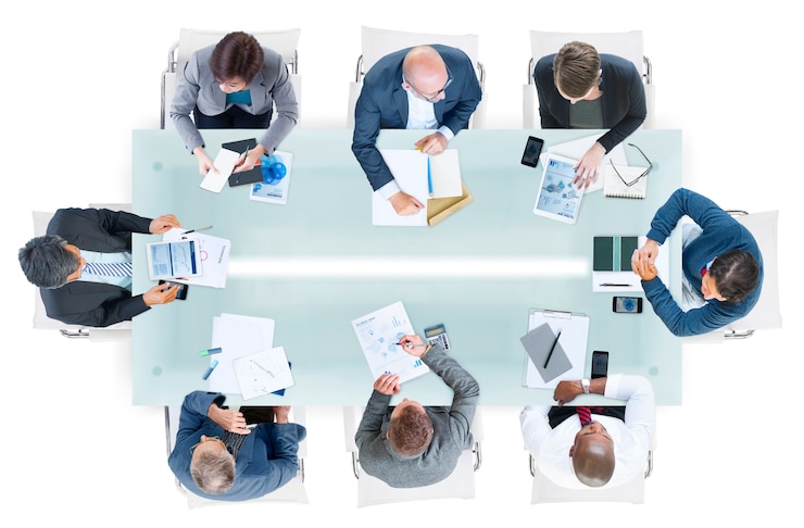 Foto grupo de personas diversas que tienen una reunión de negocios