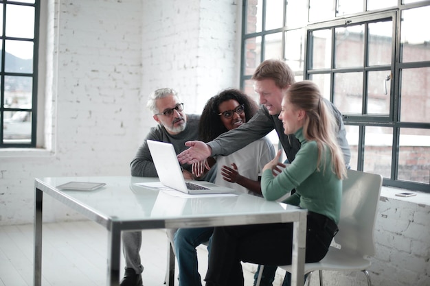 Grupo de personas diversas que tienen una reunión de negocios