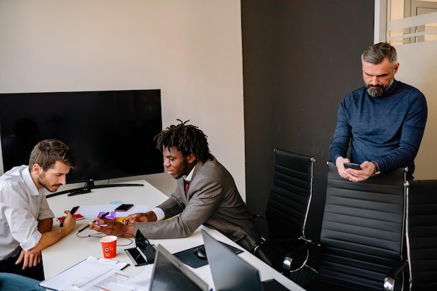 Grupo de personas diversas que tienen una reunión de negocios