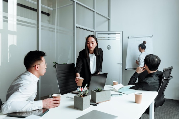 Grupo de personas diversas que tienen una reunión de negocios