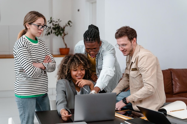 Grupo de personas diversas que tienen una reunión de negocios