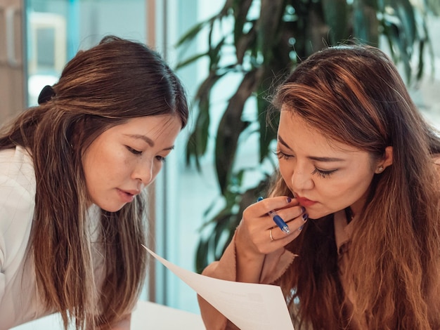 Grupo de personas diversas que tienen una reunión de negocios