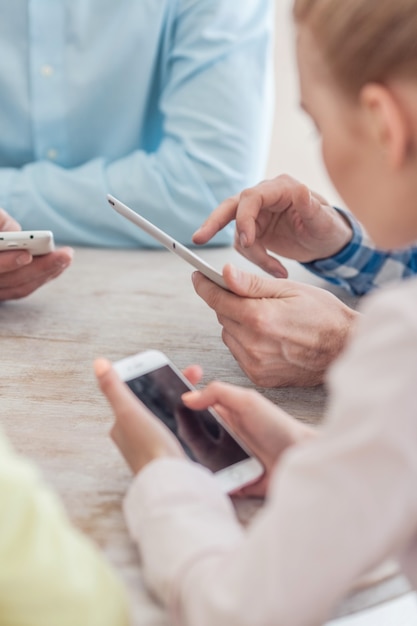 Grupo de personas diversas que utilizan dispositivos digitales.