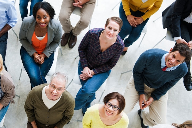 Foto grupo de personas diversas en un seminario