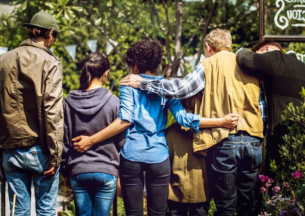 Grupo de personas de la diversidad juntas en una granja de vegetales frescos locales