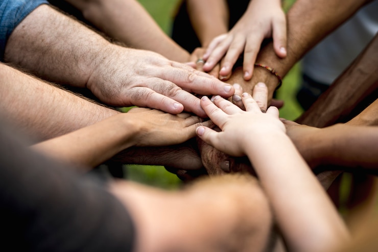 Foto grupo de personas de la diversidad las manos apilan apoyo juntos