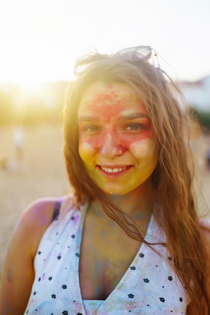 Grupo de personas se divierten en el festival holi de colores Caras sonrientes en polvo colorido Amistad