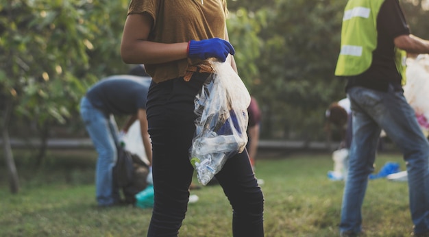 Grupo de personas de Ecología limpiar el parque