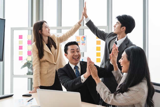 Foto grupo de personas empresarios exitosos y empresarios que logran objetivos en un proyecto exitoso