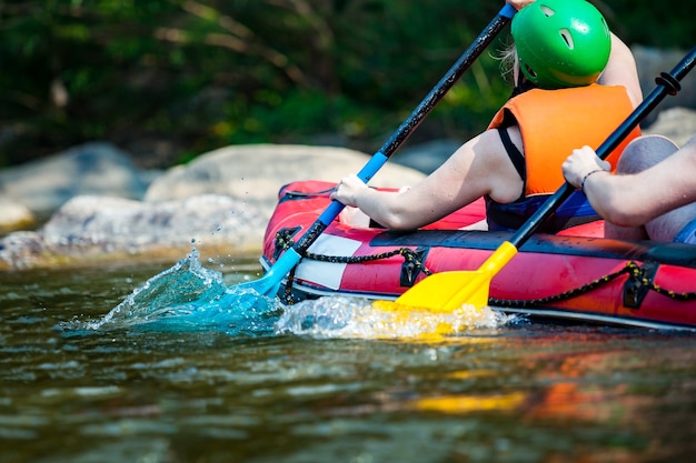 Grupo de personas es rafting en un río con guía