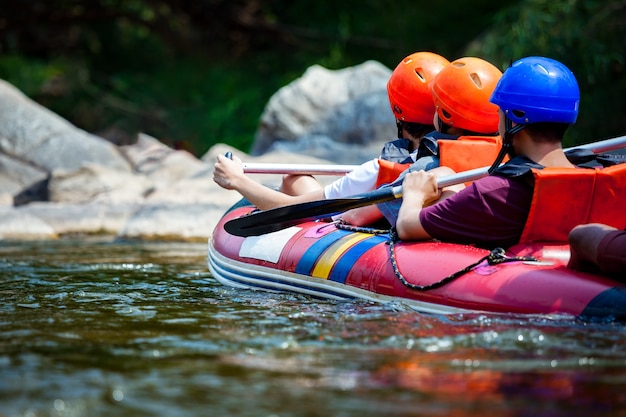 Grupo de personas es rafting en un río con guía