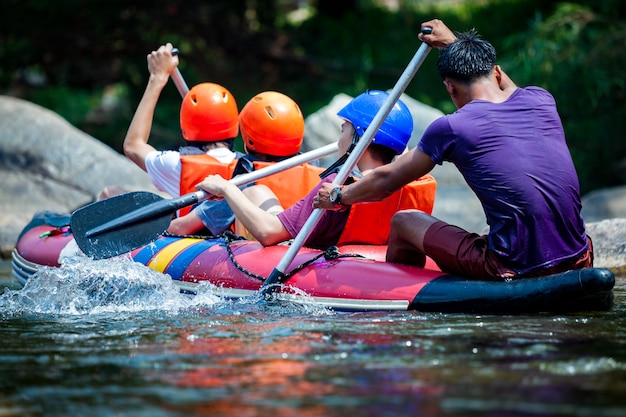 Grupo de personas es rafting en un río con guía