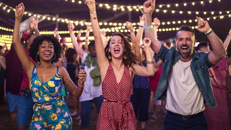 Foto un grupo de personas están celebrando con uno sosteniendo un letrero que dice "la palabra cita"