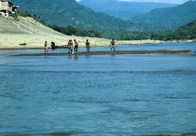 Un grupo de personas están de pie en el agua.