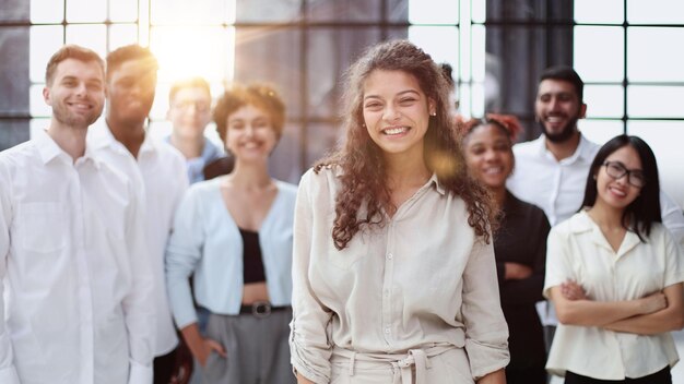 Grupo de personas exitosas equipo de diversidad concepto sonriente