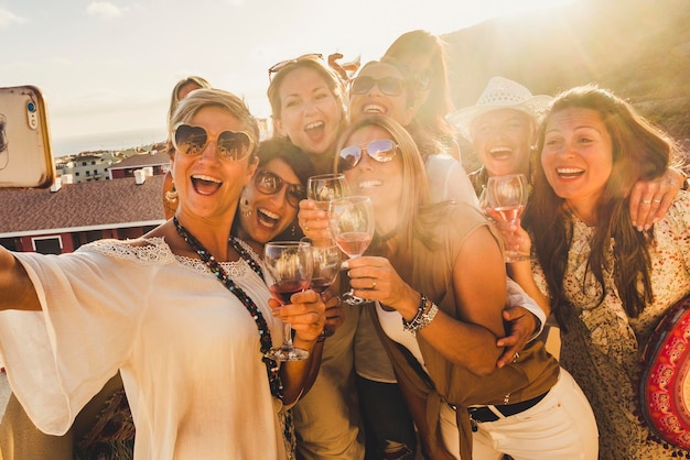 Grupo de personas felices disfrutando de una fiesta durante la puesta de sol