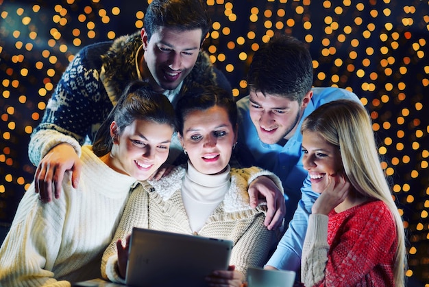 Grupo de personas felices mirando una tableta