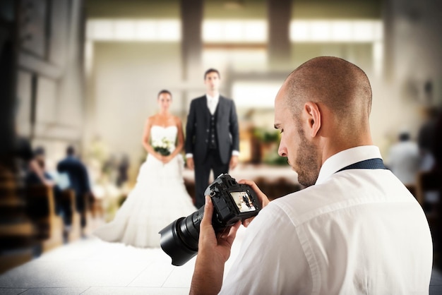 Foto grupo de personas fotografiando a través de la cámara