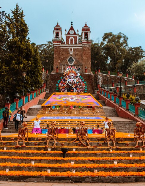 Foto grupo de personas fuera del templo contra la construcción