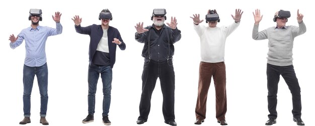 Grupo de personas con gafas 3d manos arriba aislado en blanco