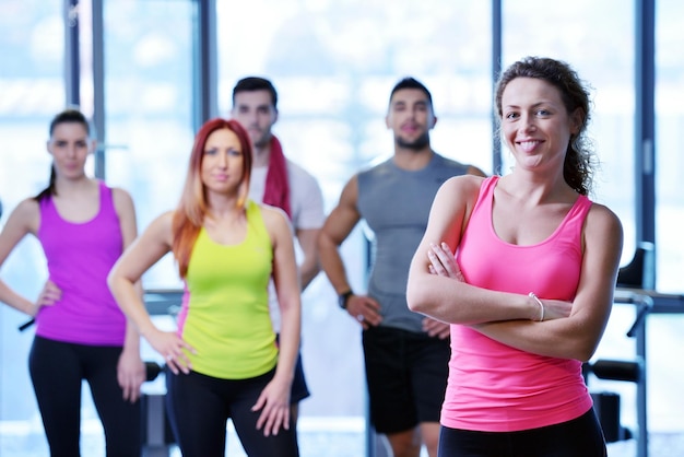 Grupo de personas haciendo ejercicio en el gimnasio y estirando