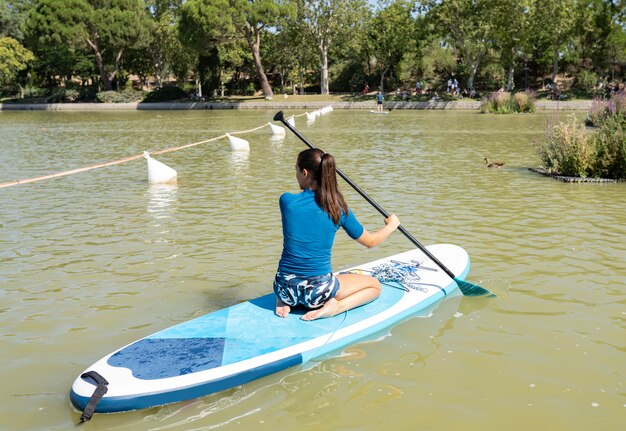 Grupo de personas haciendo paddle surf