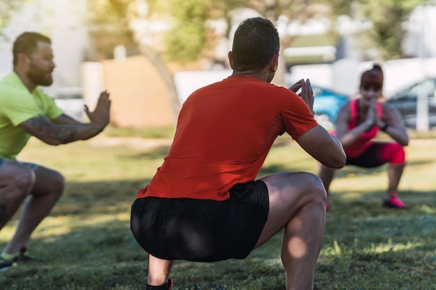 Grupo de personas haciendo sentadillas en un parque