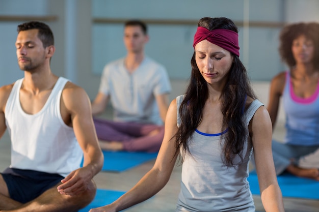 Grupo de personas haciendo yoga