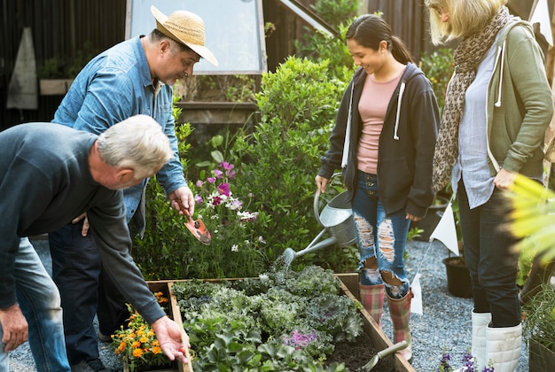 Grupo de personas jardinería patio trasero juntos