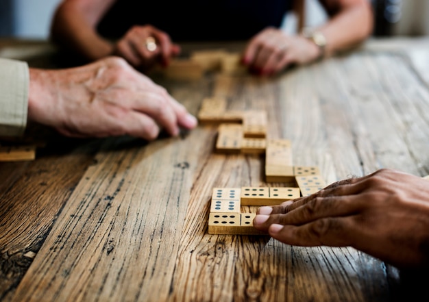 Grupo de personas jugando dominó