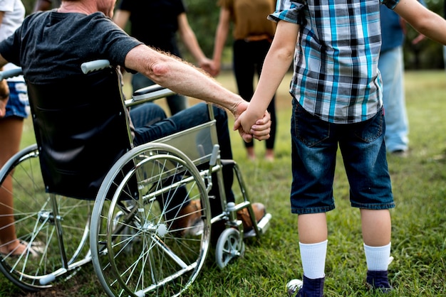 Grupo de personas mano juntos en el parque