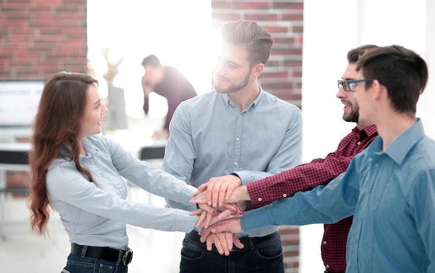 Foto grupo de personas manos juntas trabajo en equipo de asociación