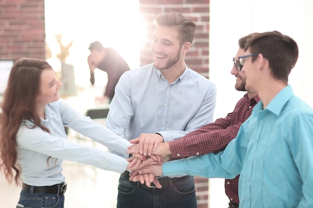 Foto grupo de personas manos juntas trabajo en equipo de asociación