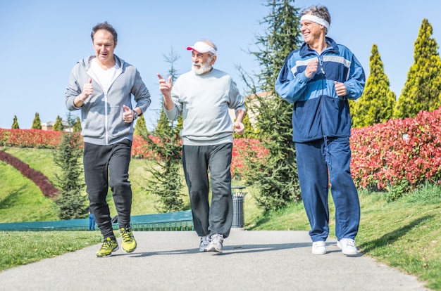 Foto grupo de personas mayores haciendo footing en el parque